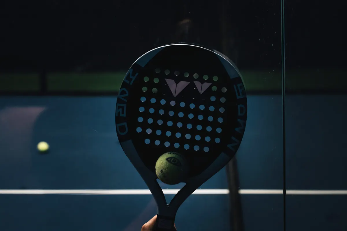 Padelschläger und Ball