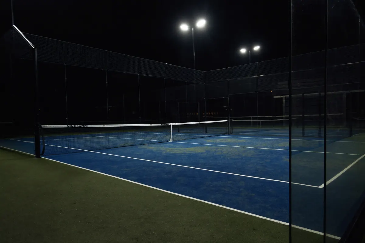 Leerer Padelplatz bei Flutlicht