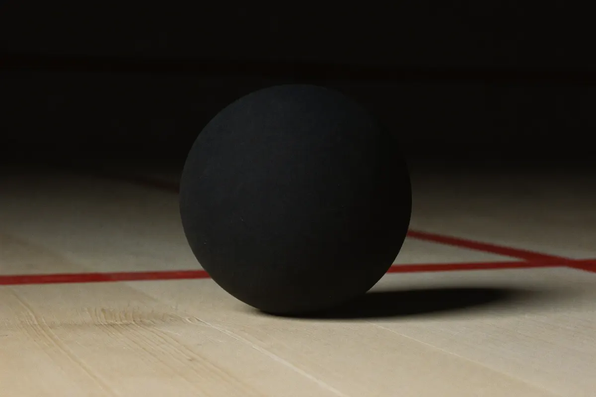 Squashball auf der Linie